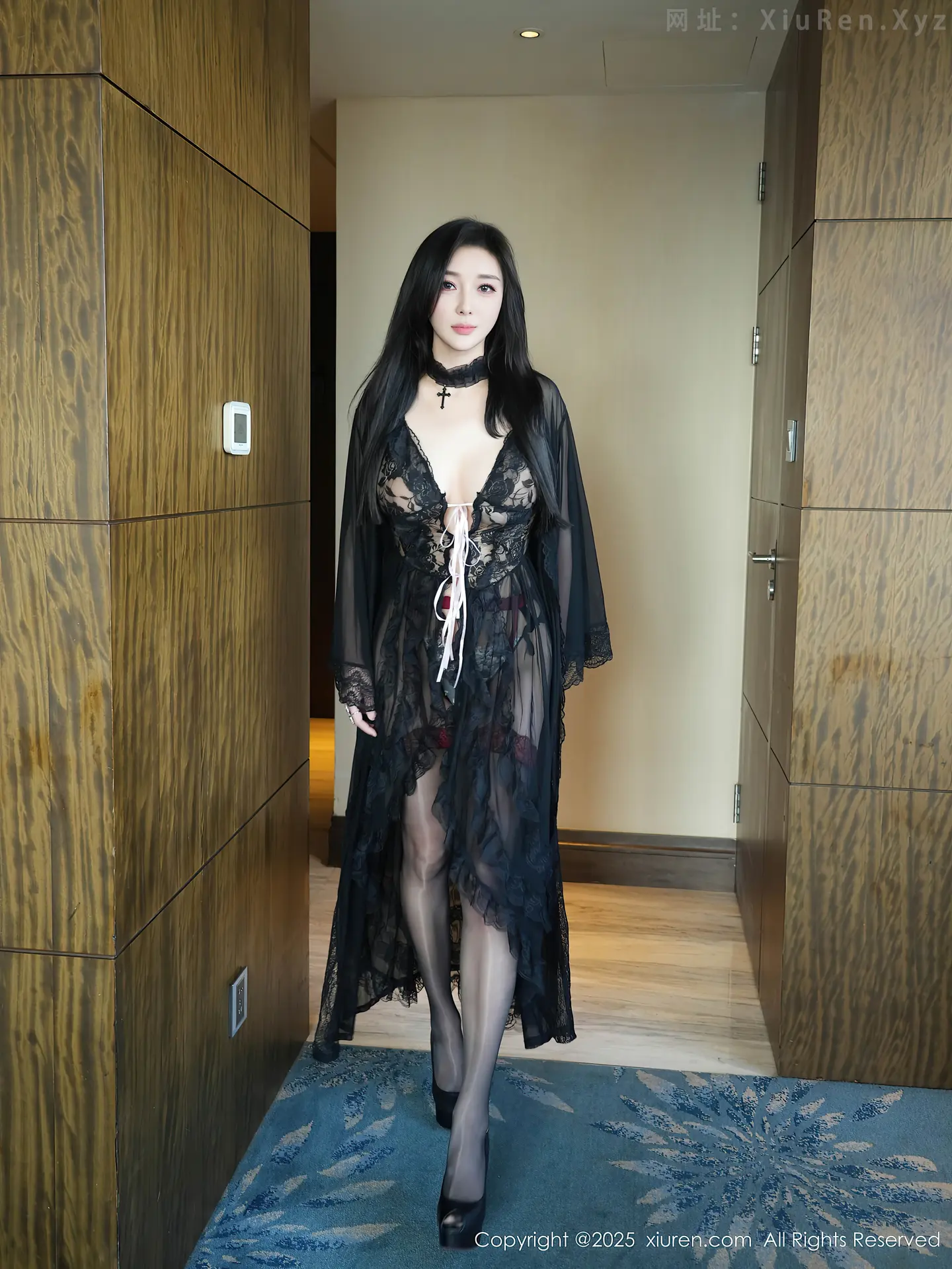 图片[5]-[XiuRen秀人网] VOL.10490 模特苏一诺性感黑色睡袍露蕾丝内衣配黑丝袜秀丰满身材诱惑写真80P-秀人网官方网站